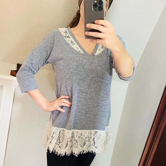 Umgee size small gray lace blouse top three-quarter sleeve V-neck - Picture 1 of 9